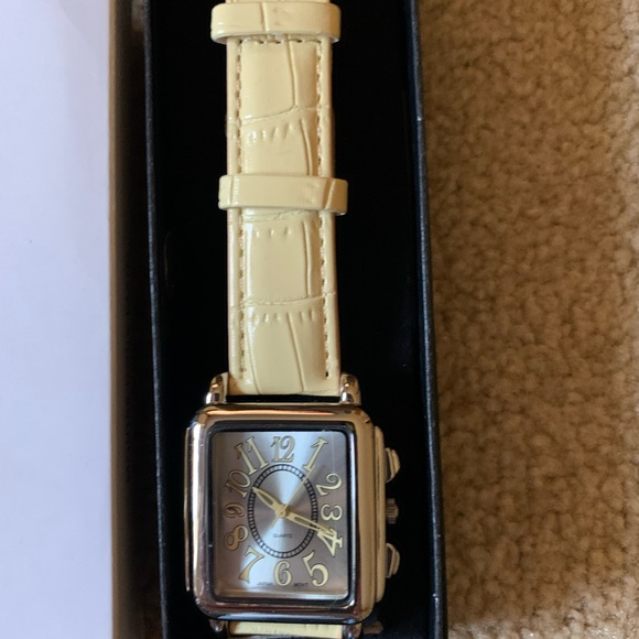 2 Avon Watches. Yellow 1 Never Out of Box. Gray 1 Wore Few Times. $10.00 Pair. - Picture 6 of 6